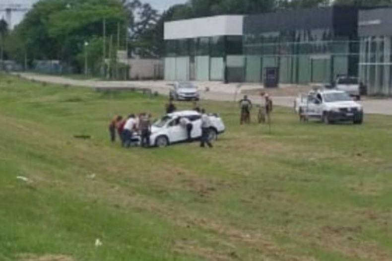 El auto quedó sobre el pasto.