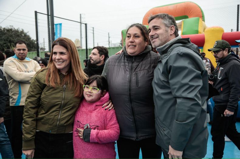 Soledad Peralta y Federico Achával inauguraron la plaza Toro junto a los vecinos.&nbsp;