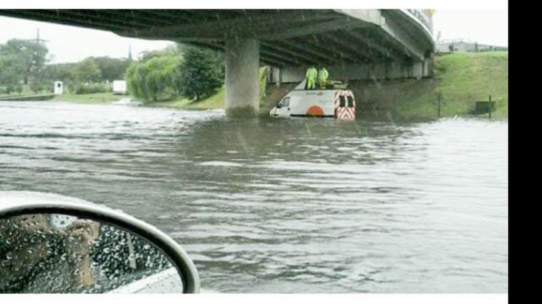 La Panamericana, anegada por un arroyo..