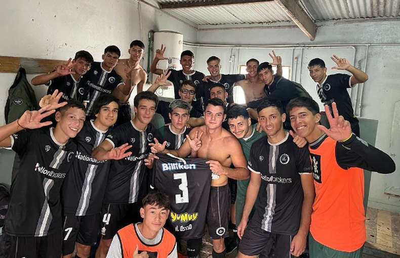 TRES. Los jugadores de la Tercera de Real Pilar festejan el triunfo en el vestuario.