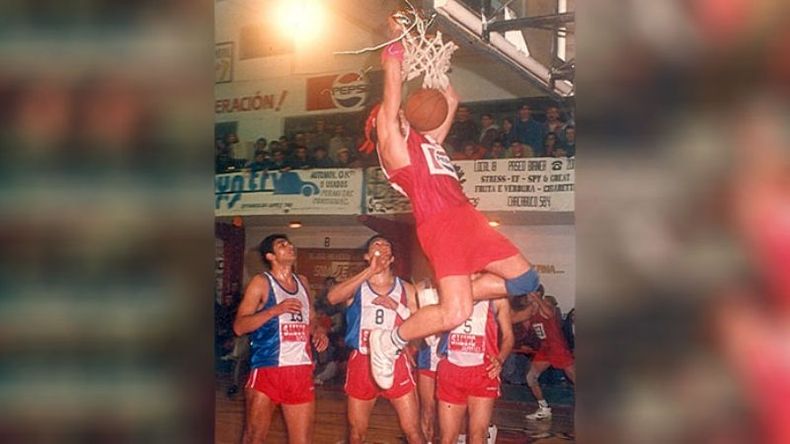 Espectacular volcada entre tres rivales de Ernesto Currat, figura de Sportivo Pilar en los años del TNA, a principios de la década de 1990..
