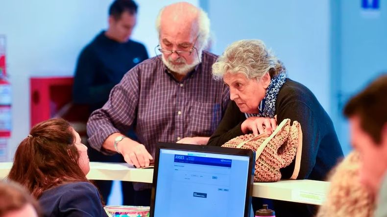 Esta medida permitió a miles de personas regularizar su situación previsional sin los 30 años de aportes requeridos para acceder a la jubilación.