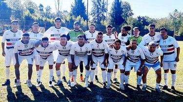 EFICACIA. El plantel de Villa Rosa que comenzó goleando el Apertura..