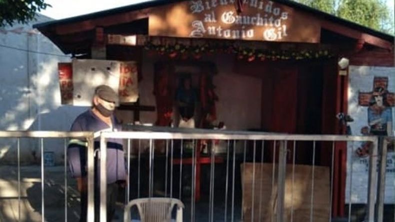BARBIJO. Los fieles tuvieron que adaptarse a los protocolos (Fotos: Gauchito Gil Villa Rosa)..