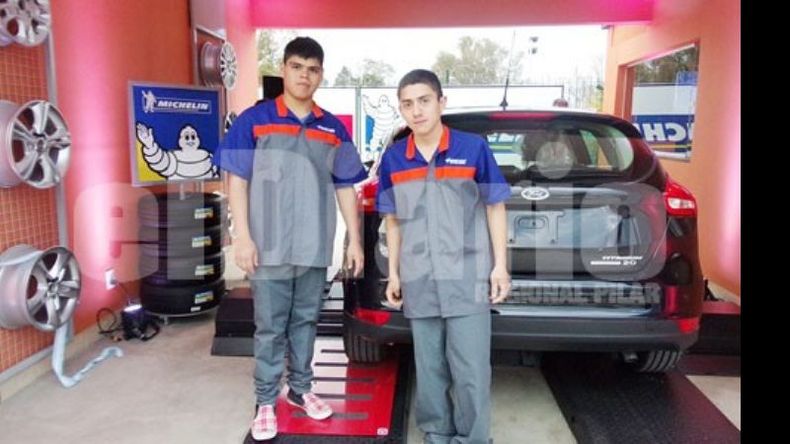 PREPARADOS. Kevin y Manuel, en el taller de revisión vehicular en el que se desempeñan..