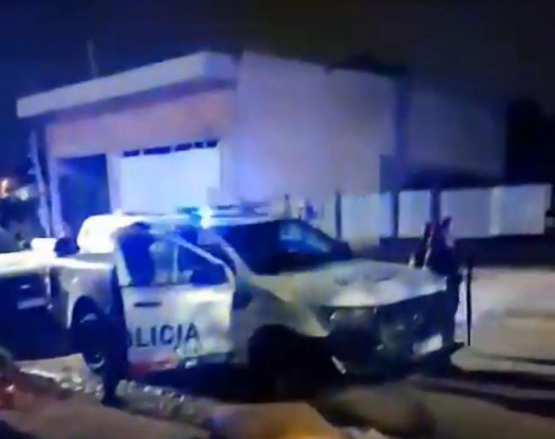 Cuatro patrulleros intervinieron para disipar el violento enfrentamiento entre los hinchas de River y Boca.&nbsp;
