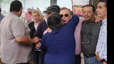 Humberto Zúccaro, ayer, junto a los trabajadores municipales en su día..