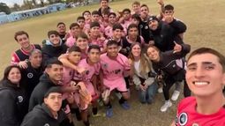 UNIDOS. Jugadores, cuerpo técnico y colaboradores de la reserva de Real Pilar felices tras ganar en Zárate. UNIDOS. Jugadores, cuerpo técnico y colaboradores de la reserva de Real Pilar felices tras ganar en Zárate.
