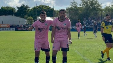 Santiago Ávila y Eloy Rodríguez festejan el tanto de Pilar.&nbsp;