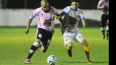 Riquelme trata de escaparle a la marca..