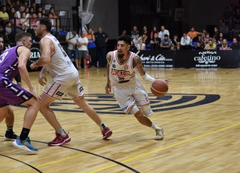 CONDUCCIÓN. Gamboa arma juego ofensivo del Rancho. El Tucu terminó con 5 puntos.