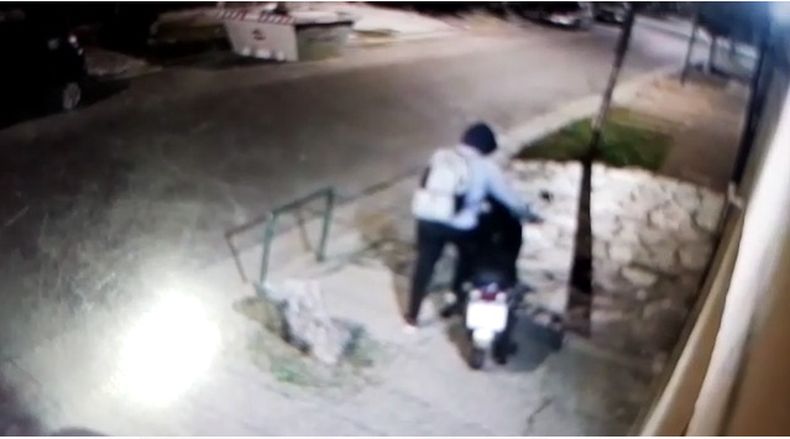 La moto robada pertenece a una vecina de la cuadra. El hecho quedó registrado por las cámaras.&nbsp;