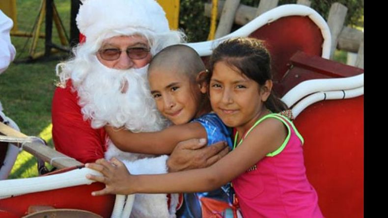 El Papá Noel de la Plaza 12 de octubre recibe cientos de niños y sortea una bicicleta por día..