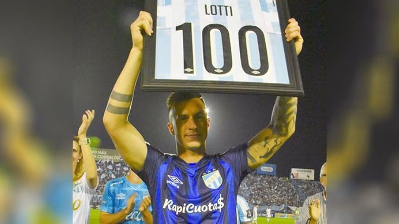 Augusto con la remera enmarcada con el número 100..