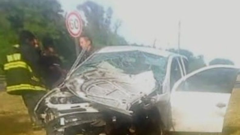 DESTRUIDO. Así quedó el VW Gol que conducía la víctima. Foto: @juancaimpacto..