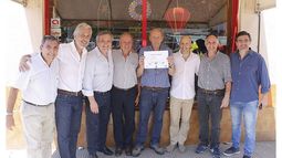 SOBRE RUEDAS. Enzo Gaiga, de Bici Shop, recibe su premio..