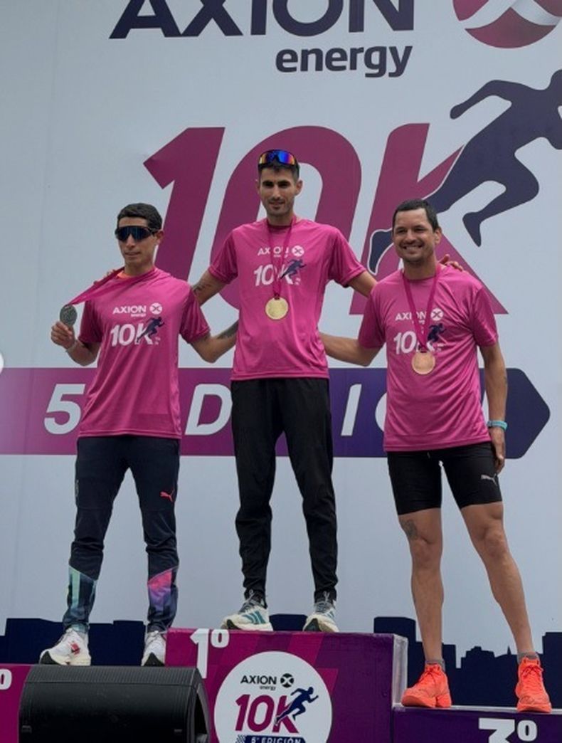 MEDALLAS. Cena en el podio de los 5K Caballeros junto a Cardozo y el ganador Miranda.