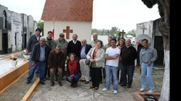 Dirigentes y afiliados radicales en el homenaje de ayer en el cementerio local..