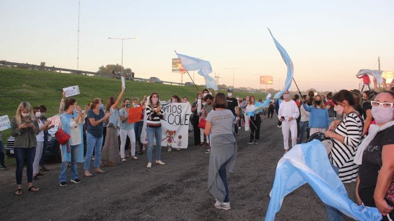 PROTESTA. Padres y alumnos se manifestaron frente al centro de testeo y vacunación..