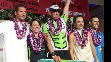 FELICIDAD. García en la cima del podio, tras ganar en el Mundial Xterra..