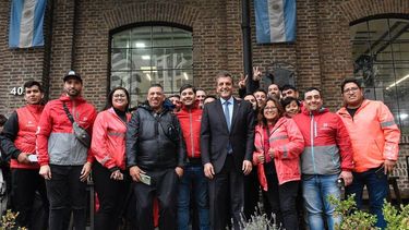 ENCUENTRO. Massa se reunió con trabajadores para analizar la medida. &nbsp;