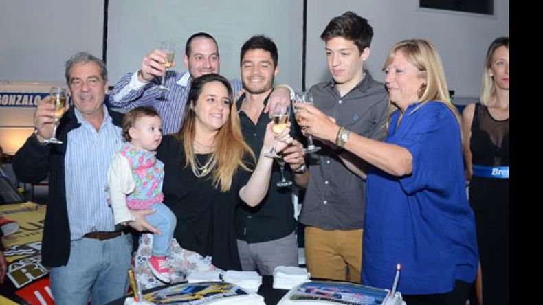 La familia Perlo brinda en el cierre de la noche de inauguración del taller “Perlo Motosport”..