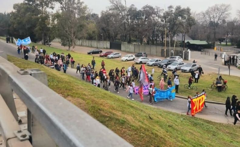 PROTESTA. Momento en que los manifestantes deciden bajar a la colectora.