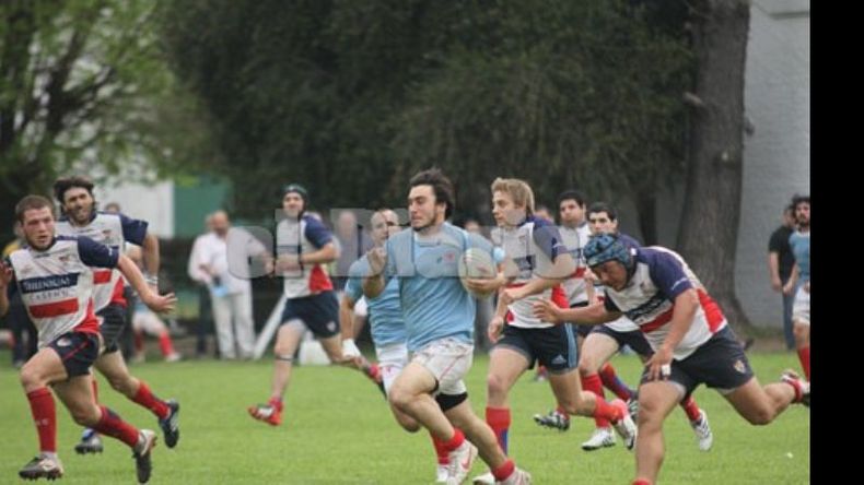 Santiago Alo inicia la corrida hacia su try celeste..