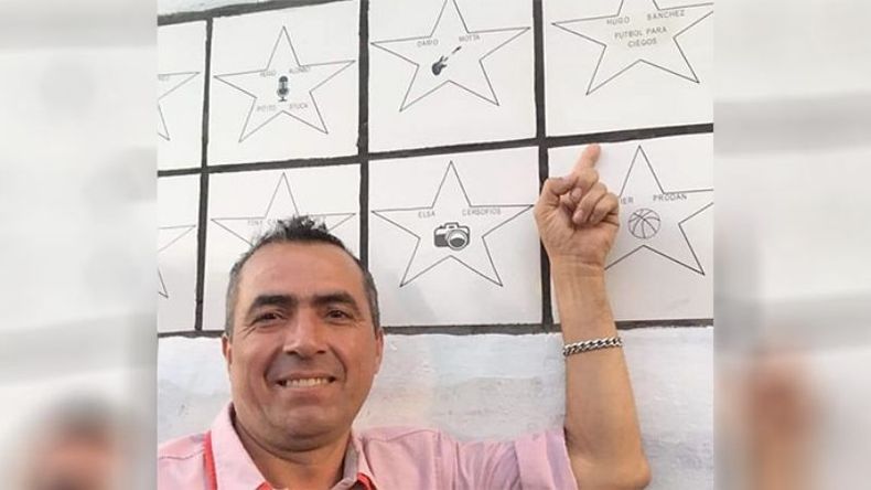 HOMENAJE. Hugo Sánchez y su Estrella de fútbol para ciegos en el Club Unión..