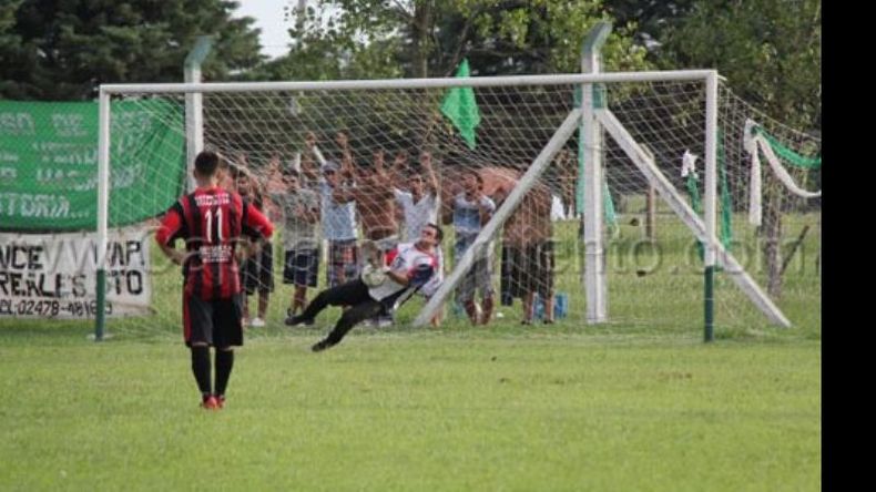 Oscar Quintana contuvo un penal clave en el inicio del segundo tiempo..