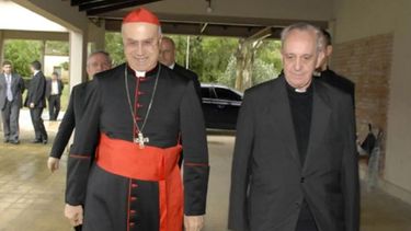 Jorge Bergoglio junto a Tarcisio Bertone en Fátima, durante la Conferencia Episcopal realizada en La Montonera.