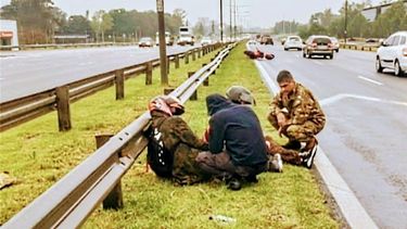 ASISTENCIA. Ambas víctimas cayeron a la ruta.