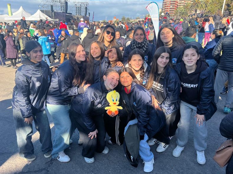 El plantel del Básquet femenino de Pilar en la previa a la inauguración de los Juegos Bonaerenses.