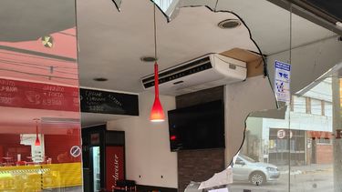 Así quedó la vidriera del local Barocca tras el asalto sufrido esta madrugada.&nbsp;