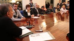 SUBE. Zúccaro encabezó ayer el anuncio de aumento junto a los gremios..