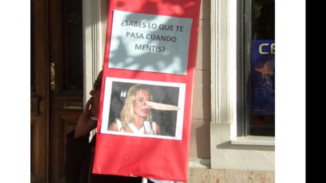 La ministra De Lucía, blanco de las críticas de los docentes locales..