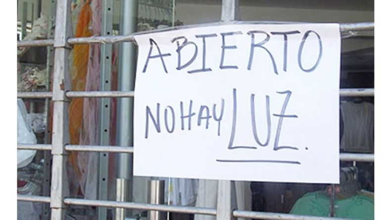 CARTEL. Los cortes afectaron a varios comercios del centro de Pilar..