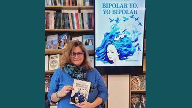 Florencia Elías, psicóloga y docente de Pilar, con su libro.