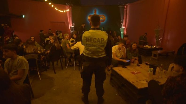 OPERATIVO. La clausura se determinó al encontrar menores tomando alcohol. .