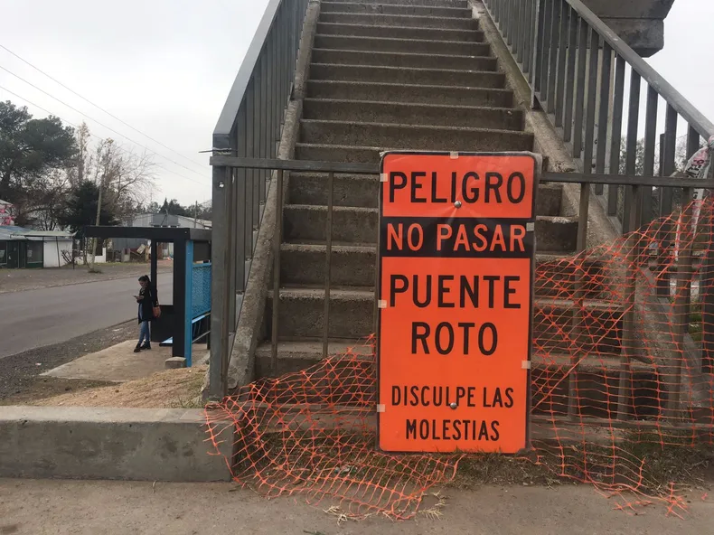 CARTEL. “Peligro – No pasar – Puente roto – Disculpe las molestias”. &nbsp;