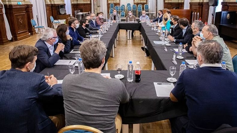 A LA MESA. Achával participó del encuentro en La Plata. Las obras fueron la clave. .