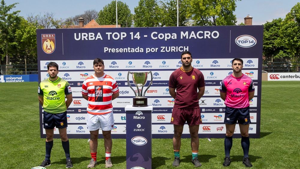 Los capitanes y ábitros de la semifinal entre Alumni y Newman.