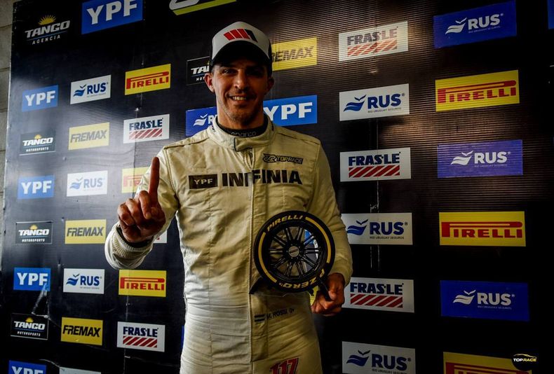 Matías Rossi con el premio por su primera pole de la temporada de regreso al Top Race.