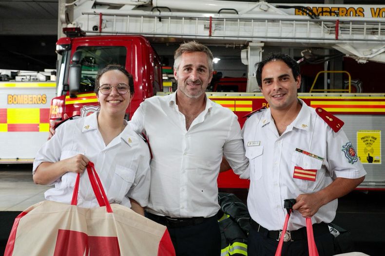 Federico Ach&aacute;val particip&oacute; de la entrega de nuevo material para los Bomberos Voluntarios de Pilar.