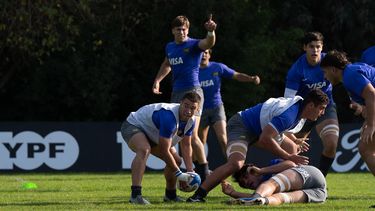 Los Pumitas en acción con Tomás Di Biase controlando el balón.