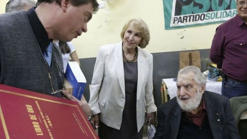 Historia Osvaldo Bayer dej su firma en el Libro de Oro de la Escuela Tcnica 