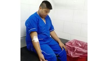 ¿FUE EL POLLO?. Uno de los trabajadores, atendido con suero en la guardia..