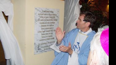 Momento en que se descubre la placa que recuerda el Milagro. La inscripción dice: “En estos parajes de Zelaya, en el actual Partido de Pilar, en tiempos de la unión de España y Portugal (1630) y de la unión de las tierras del Plata y del Brasil, se produjo en la zona, el prodigioso detenimiento de la carreta que llevaba la sagrada imagen de la Pura y Limpia Concepción del Río Luján, Nuestra Señora de Luján, Patrona de la Argentina, venerada en la Basílica de Luján. Ad perpetuam rei.