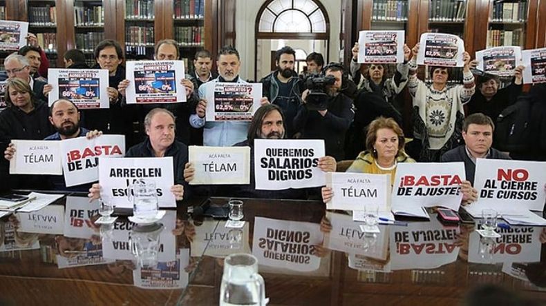 LUCHA. Docentes se mostraron solidarios con trabajadores y contra el ajuste..