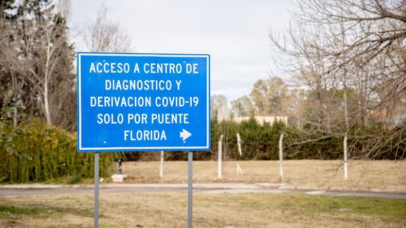 CARTEL. En Pilar, se realizan más de 500 test diarios. Foto: Vero Carro. .
